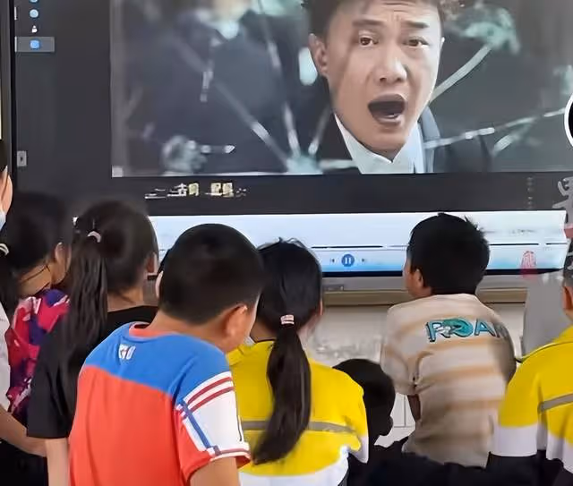 孤勇者成小學生接頭暗號,全班匯演20人唱,陳奕迅:我出了兒歌?