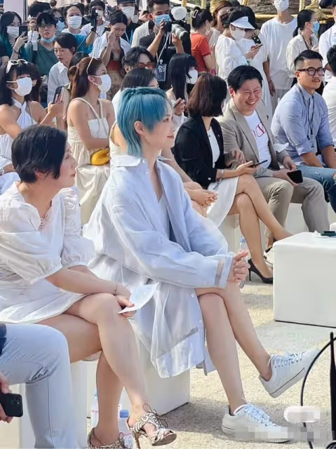 38歲李宇春現身三亞,染一頭藍發個性十足,穿超短辣褲打扮似少女