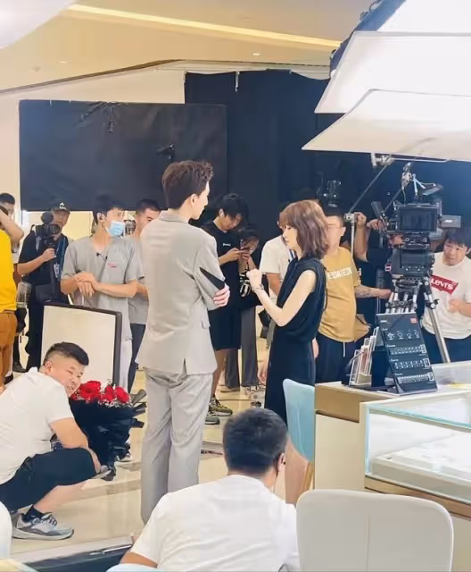 劉濤離婚風波後被偶遇,搭檔劉宇寧上演姐弟戀,被贊白到發光