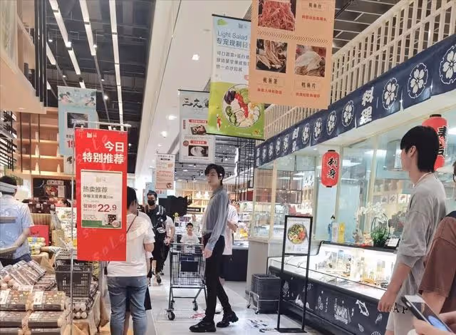 劉濤離婚風波後被偶遇,搭檔劉宇寧上演姐弟戀,被贊白到發光