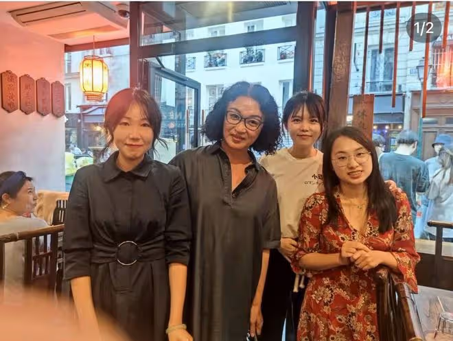 54歲金星巴黎吃飯被偶遇，妝容精緻顯富態，在國外住豪宅生活愜意