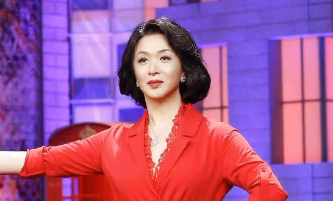 54歲金星巴黎吃飯被偶遇，妝容精緻顯富態，在國外住豪宅生活愜意