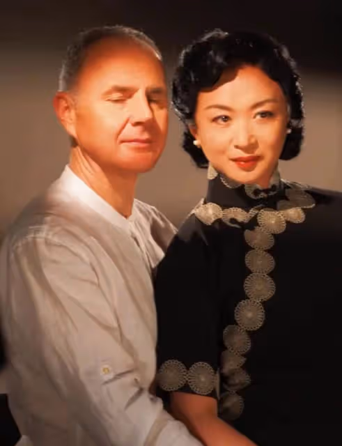 54歲金星巴黎吃飯被偶遇，妝容精緻顯富態，在國外住豪宅生活愜意