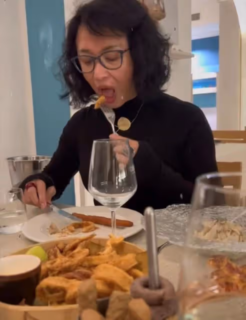 54歲金星巴黎吃飯被偶遇,妝容精緻顯富態,在國外住豪宅生活愜意