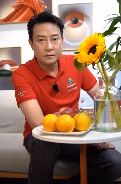 57歲劉錫明近照氣質好,長居內地演出邀約多,家庭幸福已原諒倪震