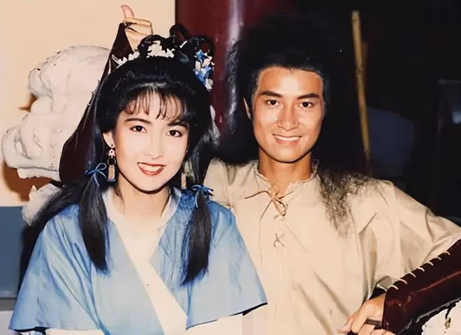 57歲劉錫明近照氣質好,長居內地演出邀約多,家庭幸福已原諒倪震
