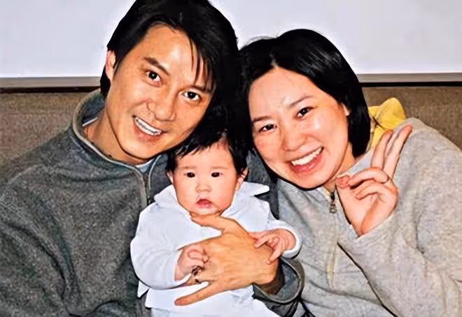 57歲劉錫明近照氣質好,長居內地演出邀約多,家庭幸福已原諒倪震