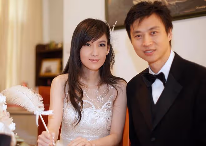 57歲劉錫明近照氣質好,長居內地演出邀約多,家庭幸福已原諒倪震