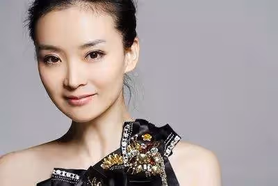 22歲嫁豪門當後媽,跪地給皇族婆婆洗腳,被親兒罵豬頭,今重拾事業活出自己