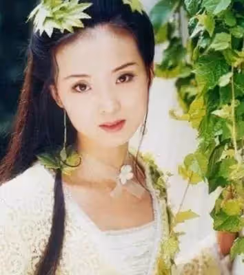 22歲嫁豪門當後媽,跪地給皇族婆婆洗腳,被親兒罵豬頭,今重拾事業活出自己