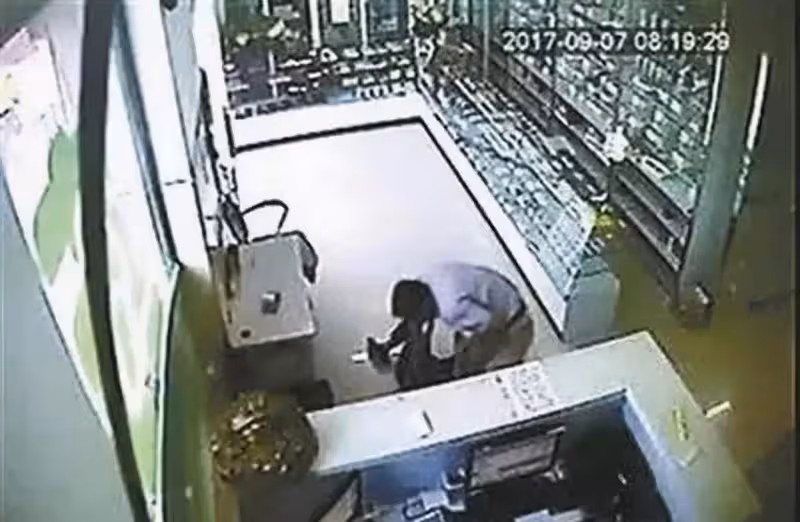 藥店老闆遇老人買藥突發疾病,奮力施救致其骨折,後被索賠50萬,為洗冤屈傾家蕩產,網嘆:好人難做