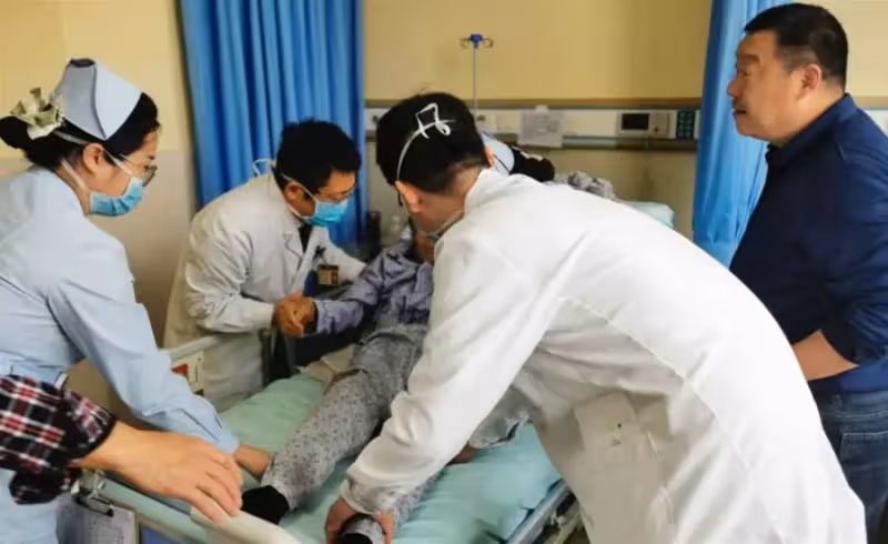 藥店老闆遇老人買藥突發疾病,奮力施救致其骨折,後被索賠50萬,為洗冤屈傾家蕩產,網嘆:好人難做