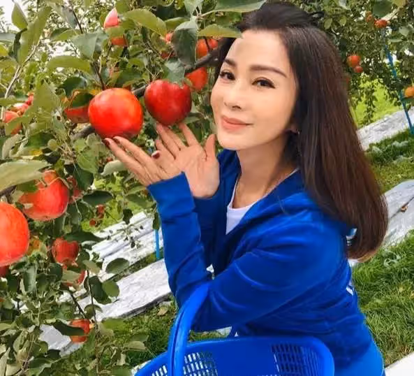 「台灣最美歐巴桑」陳美鳳宅在家打掃「曬狂野臥室照」,單身豪宅內部曝光「客廳好有質感」,網友狂羨慕:真氣派