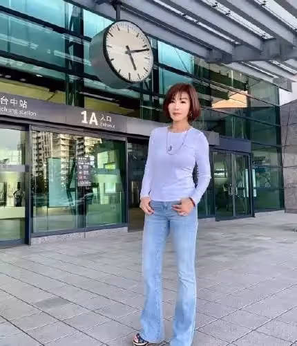「台灣最美歐巴桑」陳美鳳宅在家打掃「曬狂野臥室照」,單身豪宅內部曝光「客廳好有質感」,網友狂羨慕:真氣派