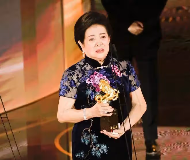 「國民阿嬤」82歲陳淑芳圈內苦熬多年「依舊租房討生活」,其餘全部回饋社會做公益,不留一分財產給孩子