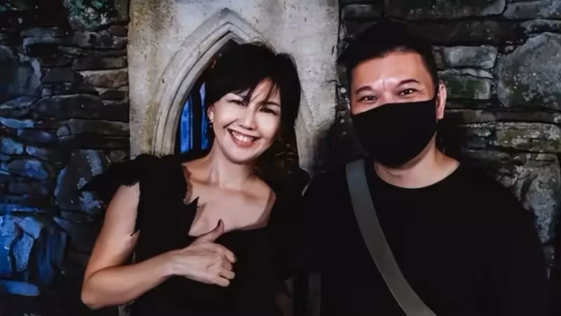 45歲孫燕姿也老了,線上演唱會穿棒球衫直播唱歌,膚色暗沉沒氣色,網友:歲月不饒人