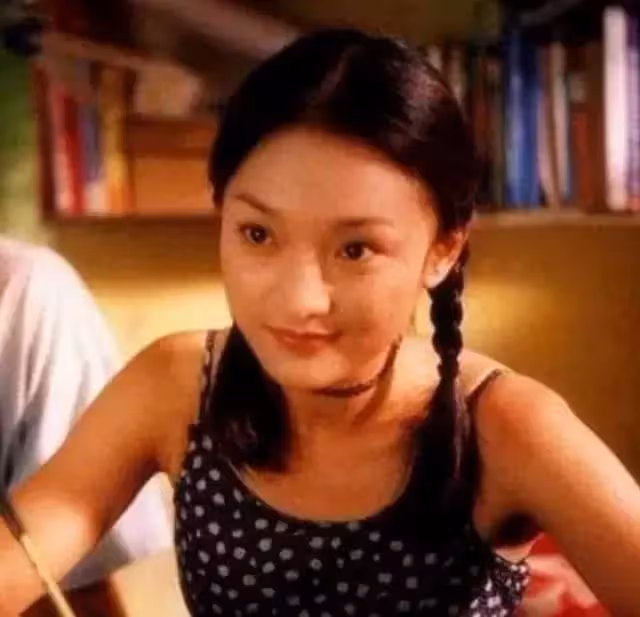 48歲周迅近照曝光胖若兩人,雙下巴搶鏡氣質變富態,髪際線堪憂光禿禿,網友:像一顆「水煮蛋」
