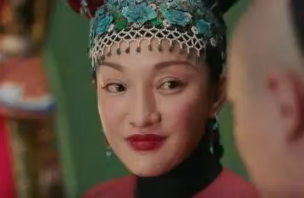 48歲周迅近照曝光胖若兩人,雙下巴搶鏡氣質變富態,髪際線堪憂光禿禿,網友:像一顆「水煮蛋」
