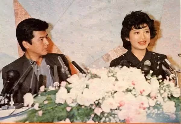 和山口百惠結婚的時,承受壓力的三浦在媒體面前宣言,母親卻哭了
