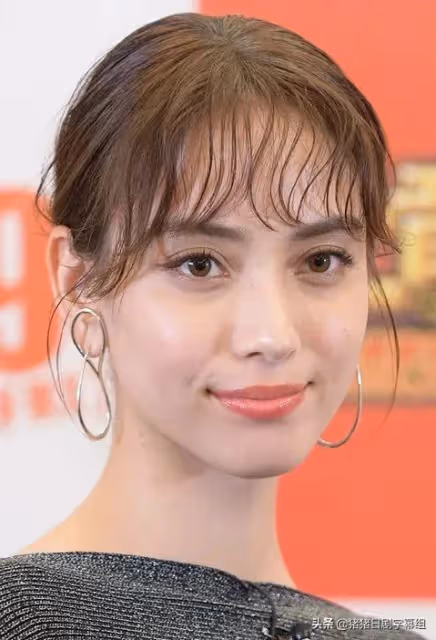 INS公開合照宣布結婚,恭喜