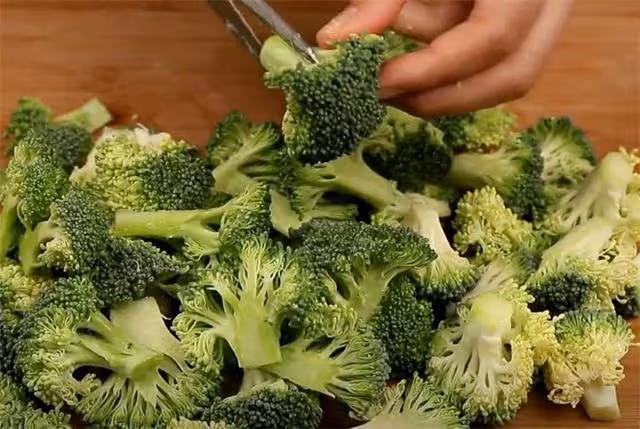 炒西蘭花，記住不要焯水和直接炒，教你一招，脆嫩入味，營養解饞