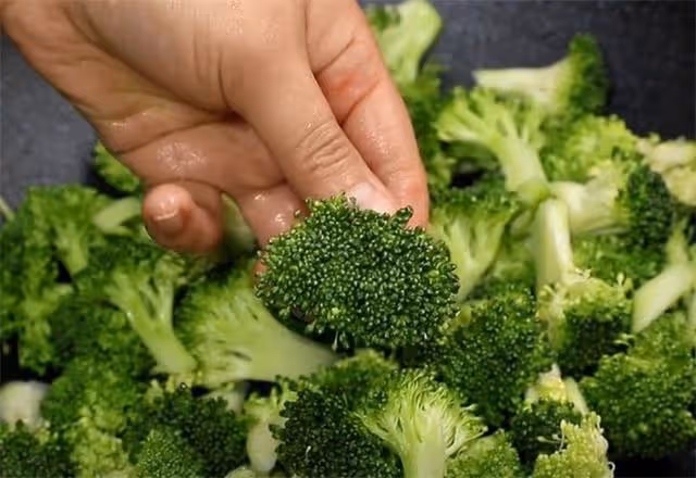 炒西蘭花，記住不要焯水和直接炒，教你一招，脆嫩入味，營養解饞