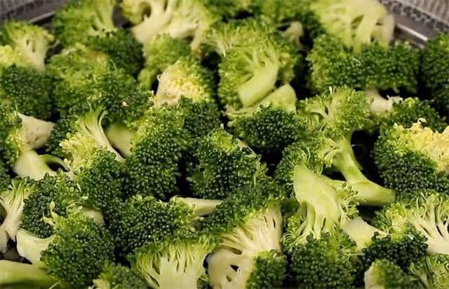 炒西蘭花,記住不要焯水和直接炒,教你一招,脆嫩入味,營養解饞