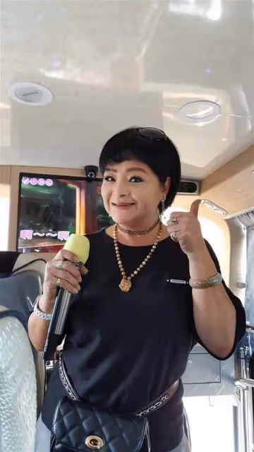 曾是當家花旦!65歲本土劇女星「遊覽車叫賣」被酸:不紅了才來 她「放身段化解」全車鼓掌