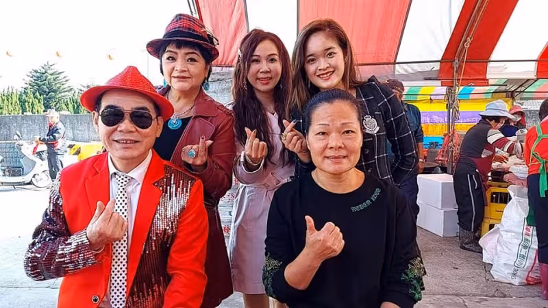 曾是當家花旦!65歲本土劇女星「遊覽車叫賣」被酸:不紅了才來 她「放身段化解」全車鼓掌