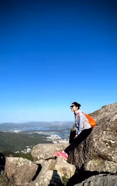 62歲的鐘楚紅風光依舊,近期私服成中老年穿衣榜樣,很美很接地氣