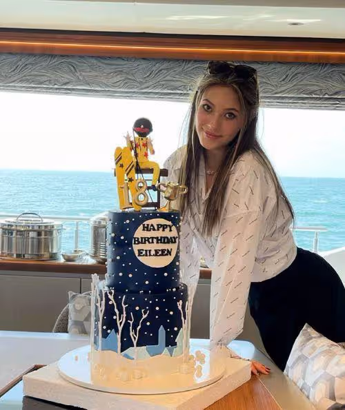 美翻了!谷愛凌新造型曝光,雙丸子頭+白色連衣裙鬼馬少女