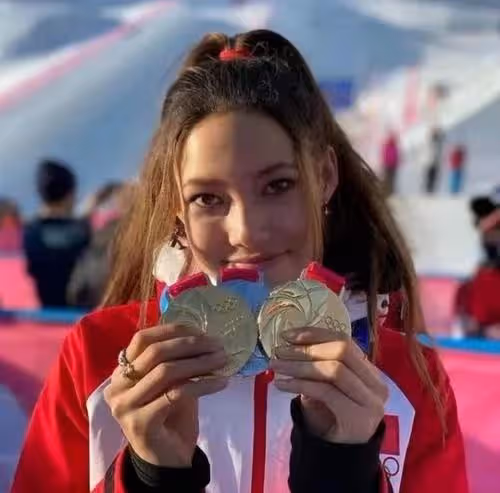 美翻了!谷愛凌新造型曝光,雙丸子頭+白色連衣裙鬼馬少女