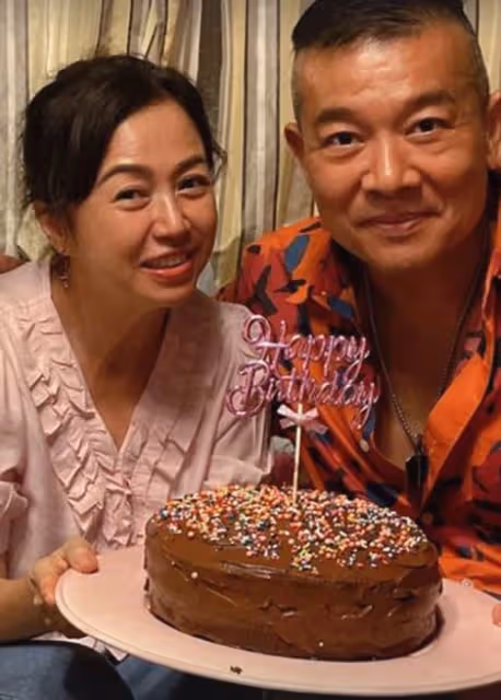 吳毅將妻子家中慶生,近20人坐滿客廳顯擁擠,19歲女兒像極了老爸