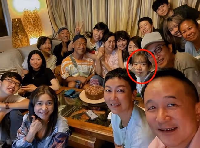 吳毅將妻子家中慶生,近20人坐滿客廳顯擁擠,19歲女兒像極了老爸