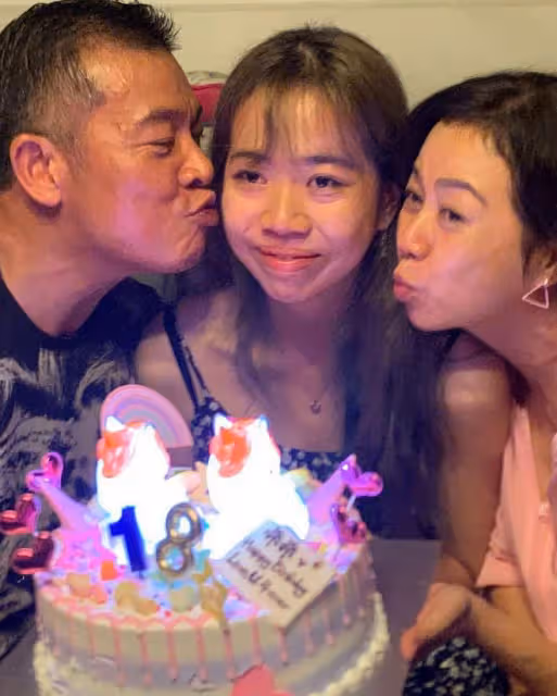 吳毅將妻子家中慶生,近20人坐滿客廳顯擁擠,19歲女兒像極了老爸