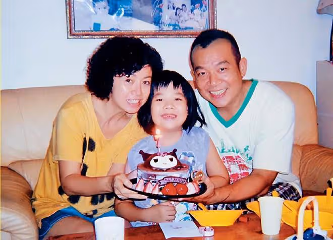 吳毅將妻子家中慶生,近20人坐滿客廳顯擁擠,19歲女兒像極了老爸
