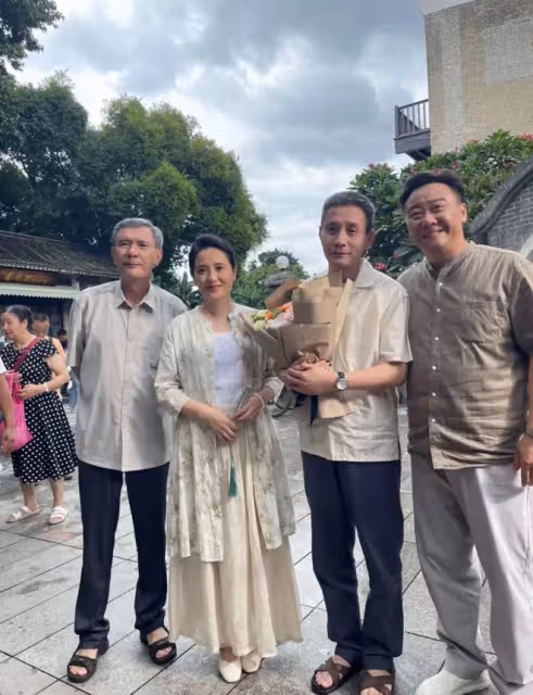 演員田小潔攜眾星聚會!56歲陶慧敏化濃妝美艷出眾,侯勇頭髮花白