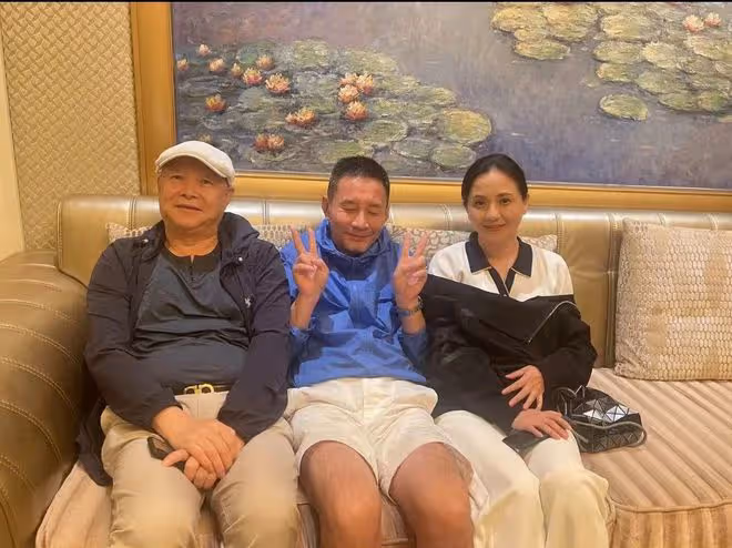 演員田小潔攜眾星聚會!56歲陶慧敏化濃妝美艷出眾,侯勇頭髮花白