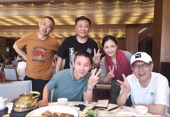 演員田小潔攜眾星聚會!56歲陶慧敏化濃妝美艷出眾,侯勇頭髮花白