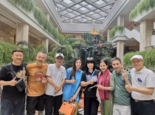 演員田小潔攜眾星聚會!56歲陶慧敏化濃妝美艷出眾,侯勇頭髮花白