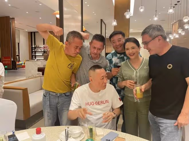 演員田小潔攜眾星聚會!56歲陶慧敏化濃妝美艷出眾,侯勇頭髮花白