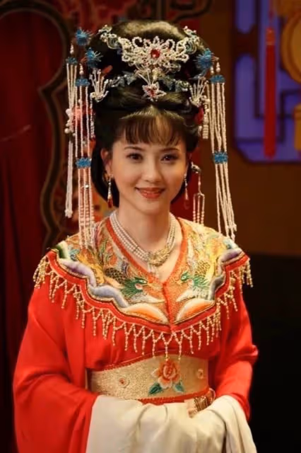 演員田小潔攜眾星聚會!56歲陶慧敏化濃妝美艷出眾,侯勇頭髮花白