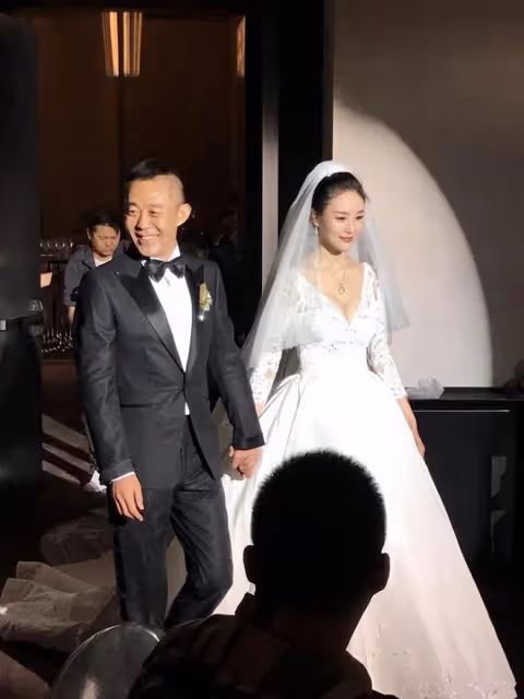 演員田小潔攜眾星聚會!56歲陶慧敏化濃妝美艷出眾,侯勇頭髮花白