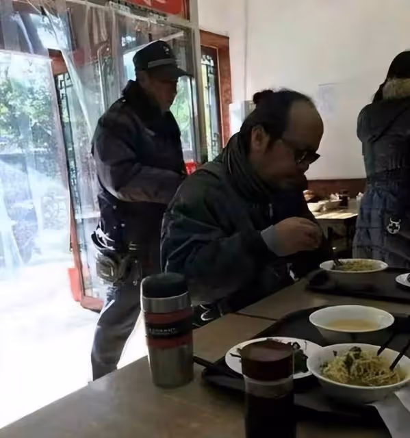 王菲前夫竇唯將開線上音樂會，頭髮稀少身材發福，現狀曝光顯淒涼