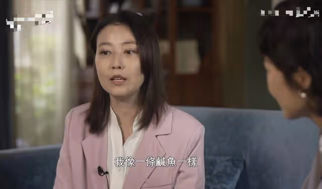 55歲周海媚炮轟TVB太摳門,四五天不給洗澡,現定居北京住豪宅