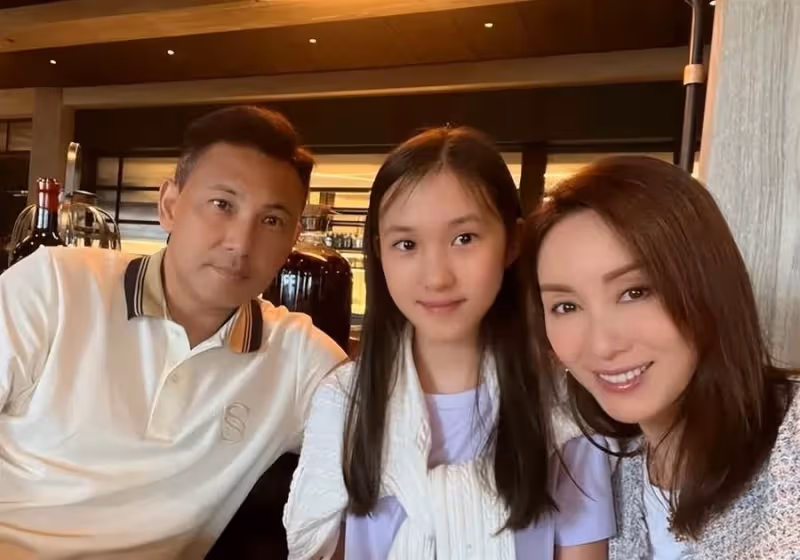 郭可盈一家近照曝光！林文龍和女兒笑著頭靠頭合影，看到「高顏值」網稱贊：打小就是美人胚子