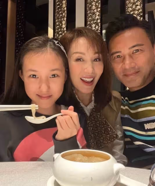 郭可盈一家近照曝光！林文龍和女兒笑著頭靠頭合影，看到「高顏值」網稱贊：打小就是美人胚子