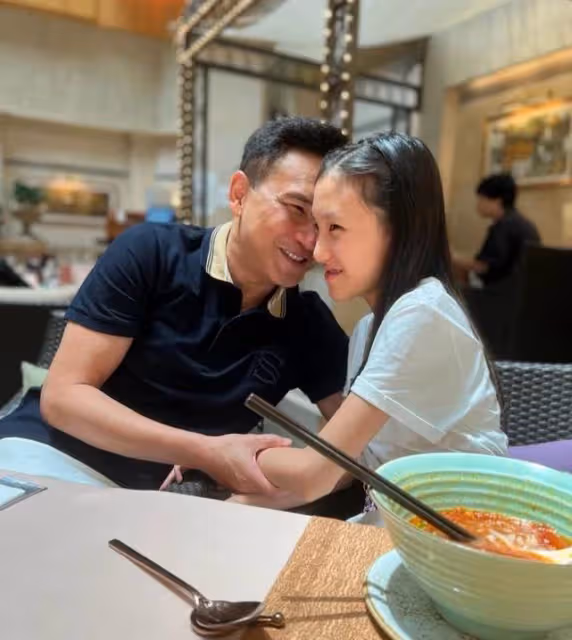 郭可盈一家近照曝光！林文龍和女兒笑著頭靠頭合影，看到「高顏值」網稱贊：打小就是美人胚子