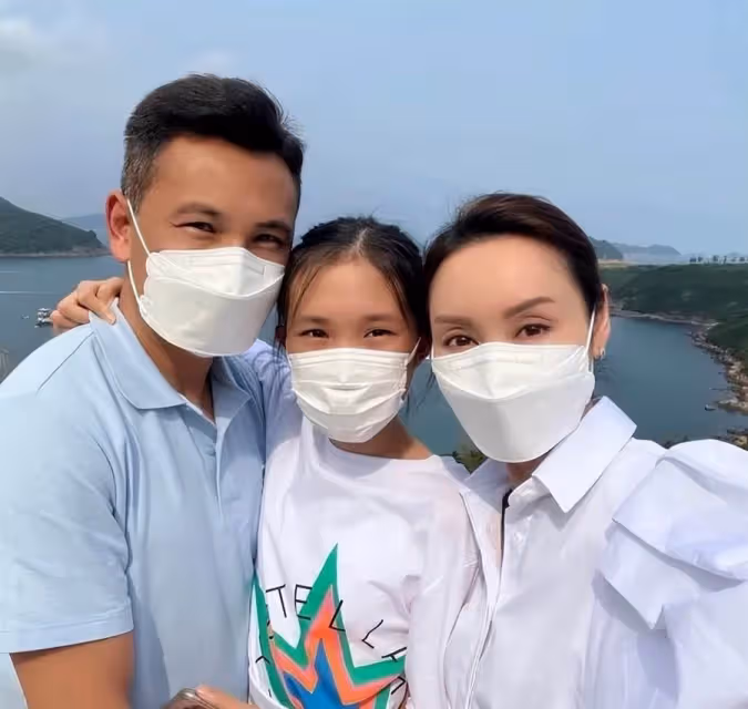 郭可盈一家近照曝光！林文龍和女兒笑著頭靠頭合影，看到「高顏值」網稱贊：打小就是美人胚子