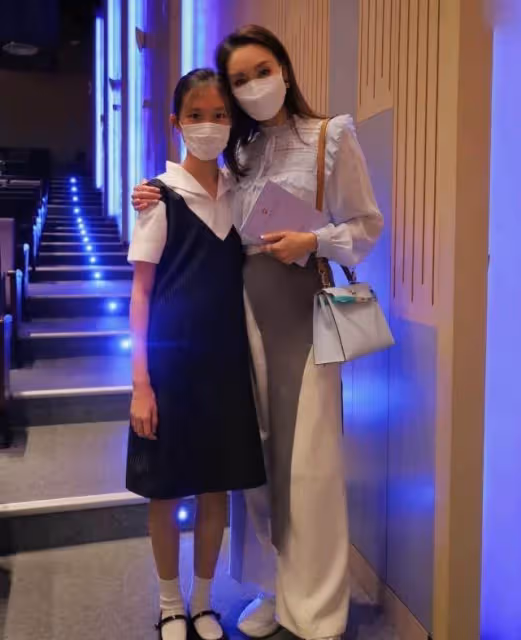 郭可盈一家近照曝光！林文龍和女兒笑著頭靠頭合影，看到「高顏值」網稱贊：打小就是美人胚子